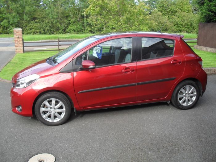 Toyota Yaris 1.33 VVT-i T Spirit 5dr Multidrive S Hatchback Petrol Red Met