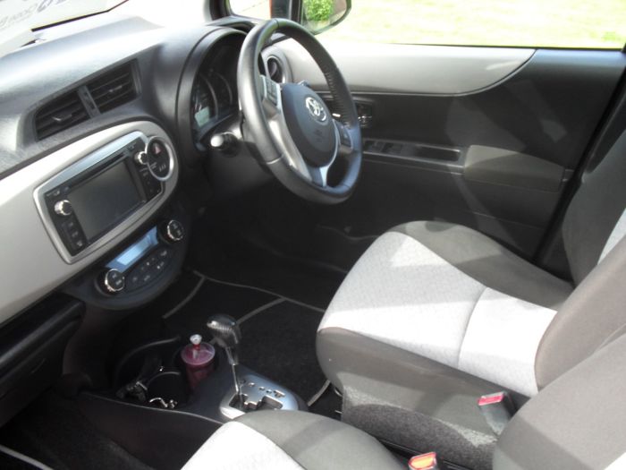 Toyota Yaris 1.33 VVT-i T Spirit 5dr Multidrive S Hatchback Petrol Red Met