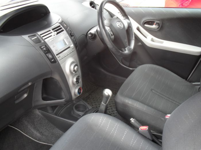 Toyota Yaris 1.3 VVT-i TR 5dr Hatchback Petrol Red