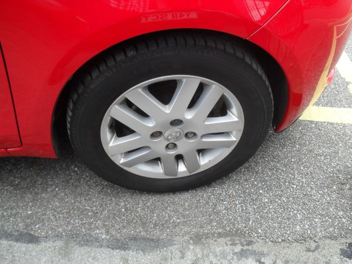 Toyota Yaris 1.3 VVT-i TR 5dr Hatchback Petrol Red