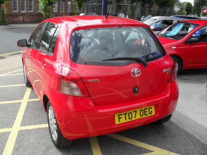 Toyota Yaris 1.3 VVT-i TR 5dr Hatchback Petrol Red