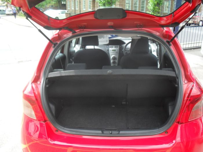 Toyota Yaris 1.3 VVT-i TR 5dr Hatchback Petrol Red