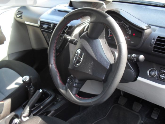 Toyota iQ 1.0 VVT-i 2 3dr Hatchback Petrol Pearl White Met