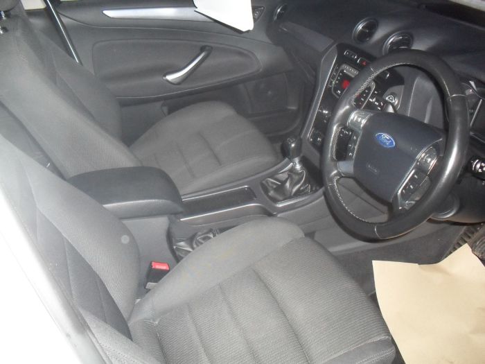 Ford Mondeo 2.0 TDCi Titanium 5dr Hatchback Diesel White