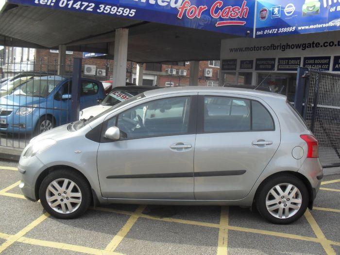 Toyota Yaris 1.3 VVT-i TR 5dr Hatchback Petrol Silver Grey