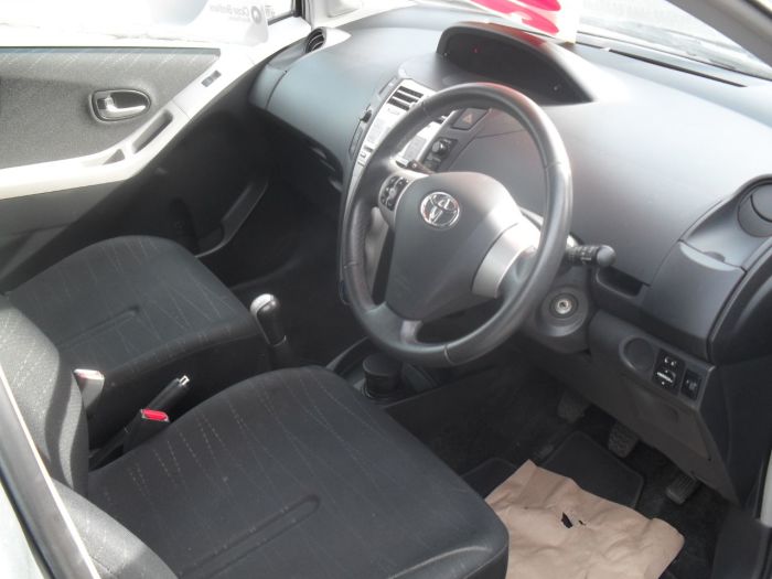 Toyota Yaris 1.3 VVT-i TR 5dr Hatchback Petrol Silver Grey