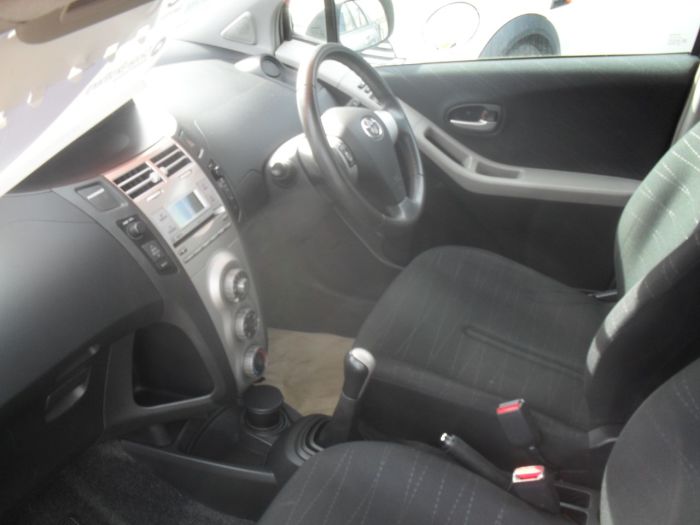 Toyota Yaris 1.3 VVT-i TR 5dr Hatchback Petrol Silver Grey