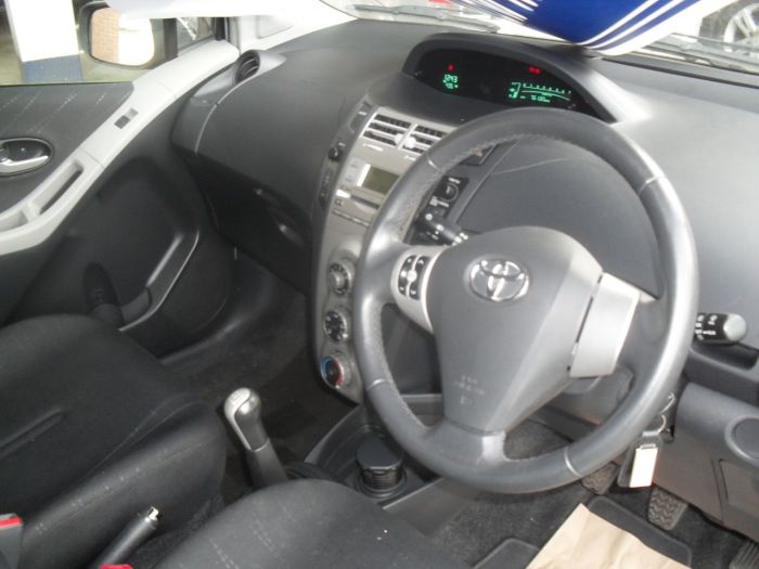 Toyota Yaris 1.3 VVT-i TR 5dr Hatchback Petrol Silver Grey