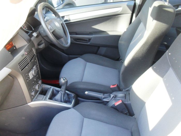 Vauxhall Astra 1.6i 16V Club 5dr Hatchback Petrol Black Met