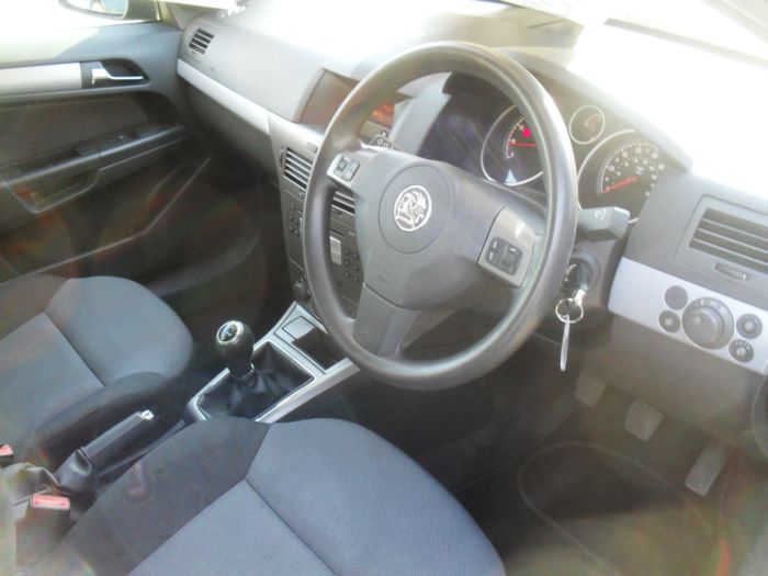 Vauxhall Astra 1.6i 16V Club 5dr Hatchback Petrol Black Met