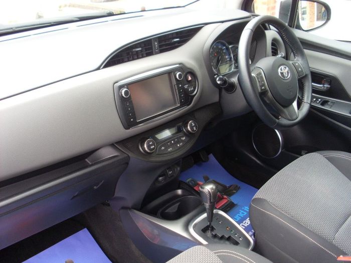 Toyota Yaris 1.5 Hybrid Icon 5dr CVT Hatchback Petrol / Electric Hybrid Black