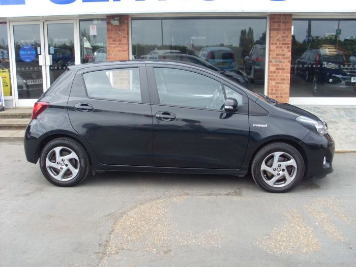 Toyota Yaris 1.5 Hybrid Icon 5dr CVT Hatchback Petrol / Electric Hybrid Black