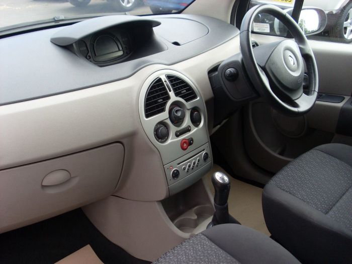 Renault Modus 1.5 dCi 80 Dynamique 5dr Hatchback Diesel Silver