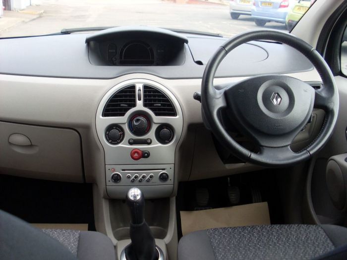 Renault Modus 1.5 dCi 80 Dynamique 5dr Hatchback Diesel Silver
