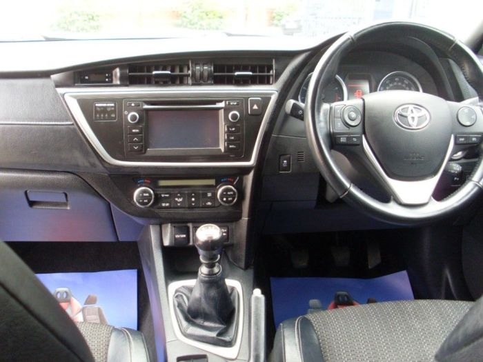 Toyota Auris 1.6 Excel 5dr Hatchback Petrol White