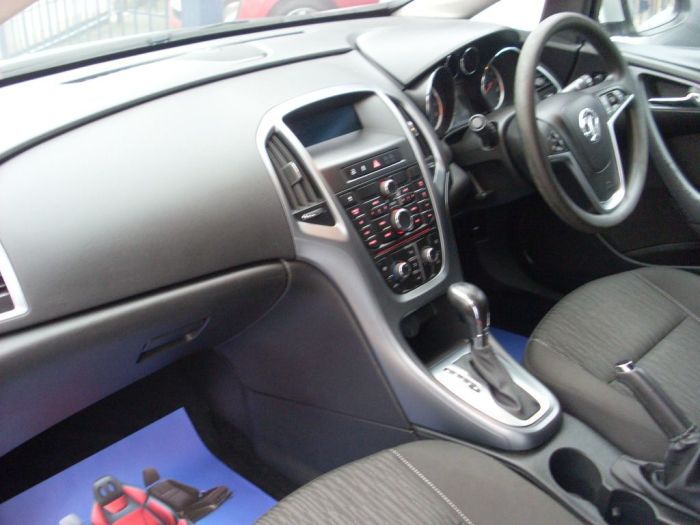 Vauxhall Astra 1.6i 16V Exclusiv Estate Automatic Estate Petrol Silver